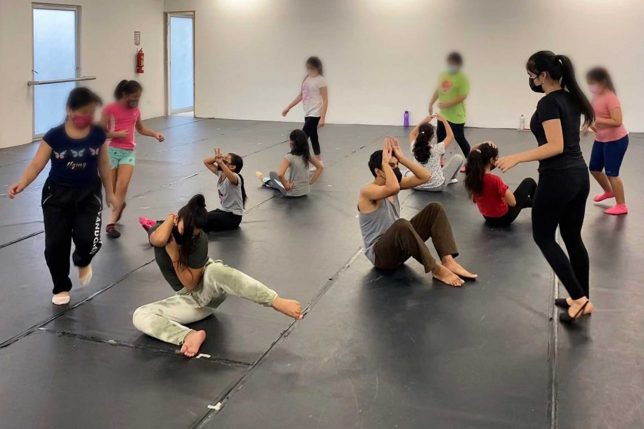 Angie Galleguillos desarrolla con niños un taller de danza contemporánea dirigido a la creación escénica