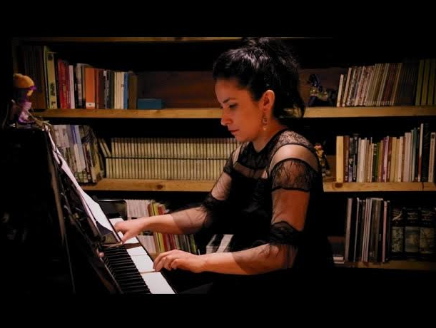 Con la Mirada en tus Pies