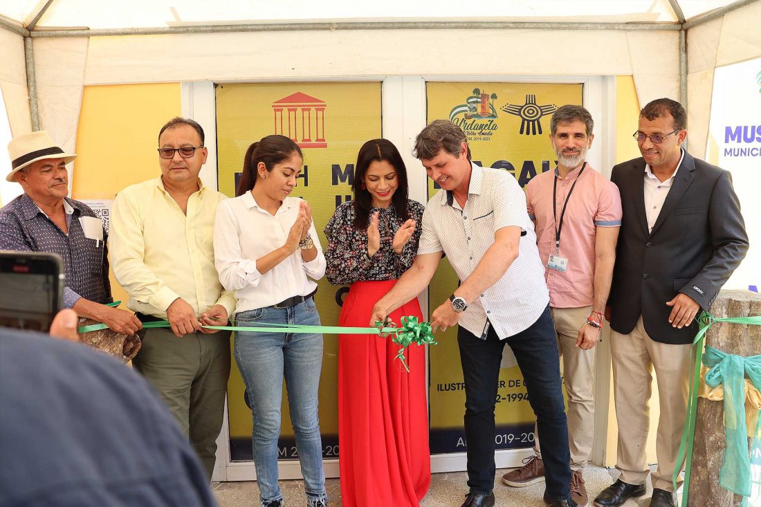 02-INAUGURACION-EXPOSICION-ESCULTORICA-GAD-URDANETA