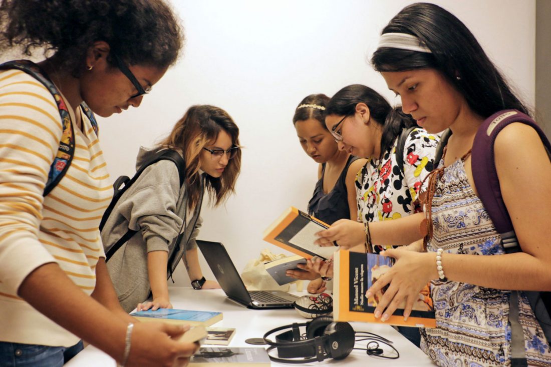 Estudiantes-Biblioteca-Artes