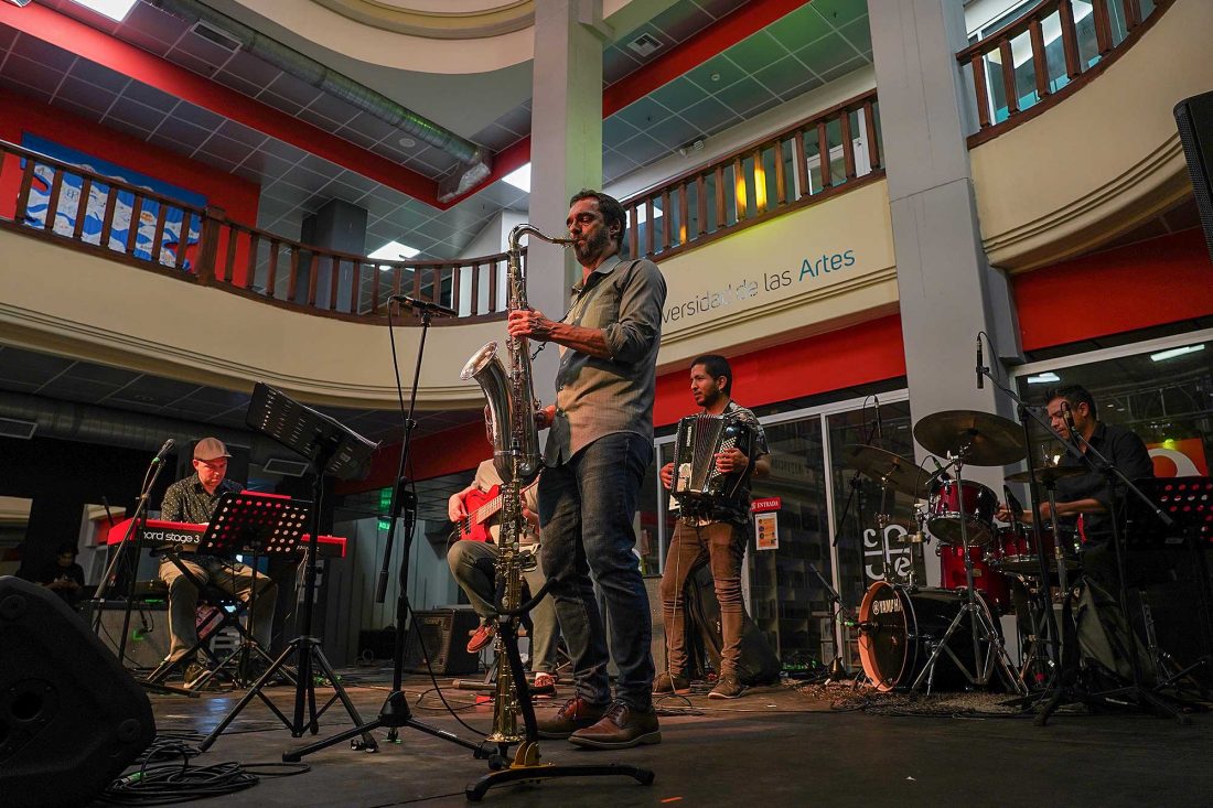 PIES-EN-LA-ITIERRA-01